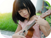 みんなと一緒にコンサートに出演してギターを演奏したよ！