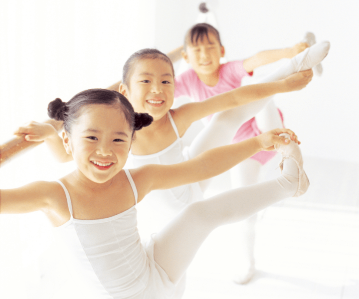 動きを楽しく覚えよう!バーレッスン