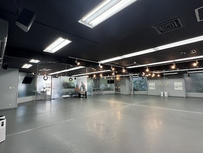 壁一面が鏡張りになっているので、自分の動きも確認できます。