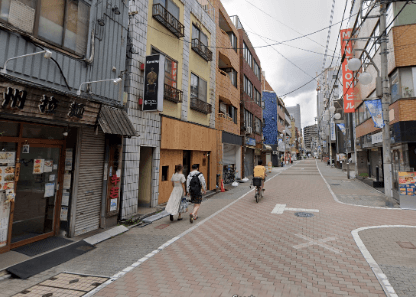 真っすぐ進みしばらく歩くと左手にラーメン屋が見えるので、その向かいの道へ入ります。