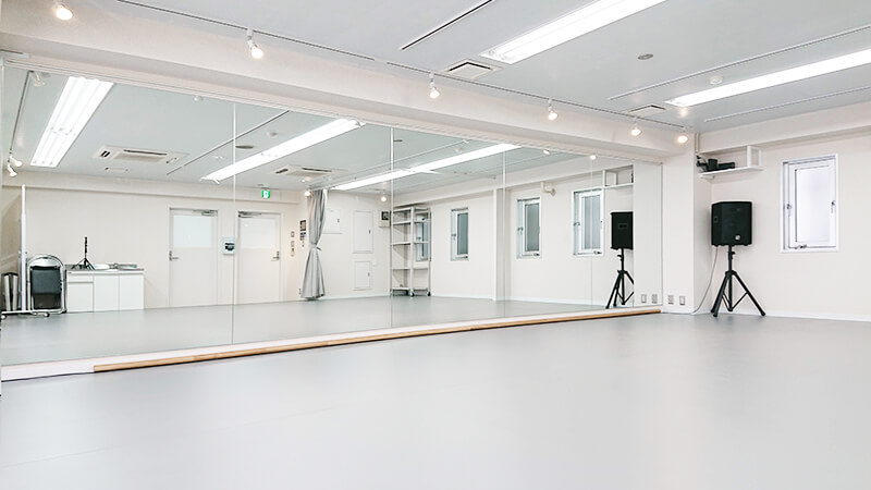 壁一面が鏡になっており、自分も講師もよく見えます。