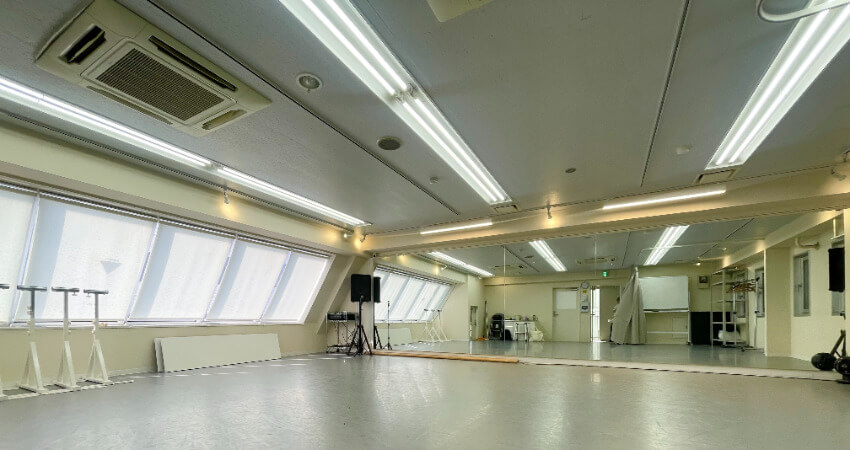 左右にスピーカーが設置してあります。