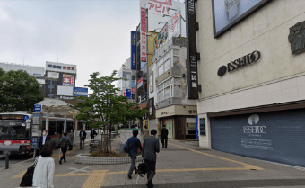 自由が丘駅正面口を出て、ロータリーの右側を進みます。