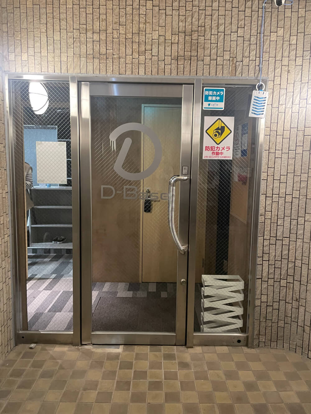 入り口には「D-Base」の文字があります。