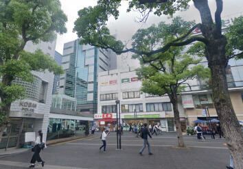 駅を抜けて交番の前に出ます。