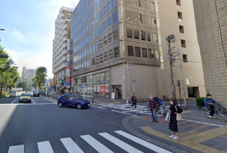 携帯ショップの手前を右折します。