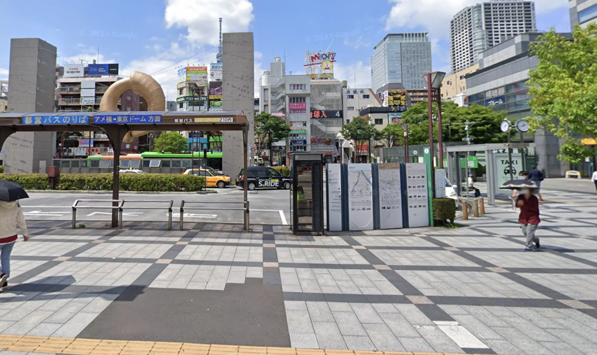 JR錦糸町駅北口を出て、バスロータリー右手を進みます。