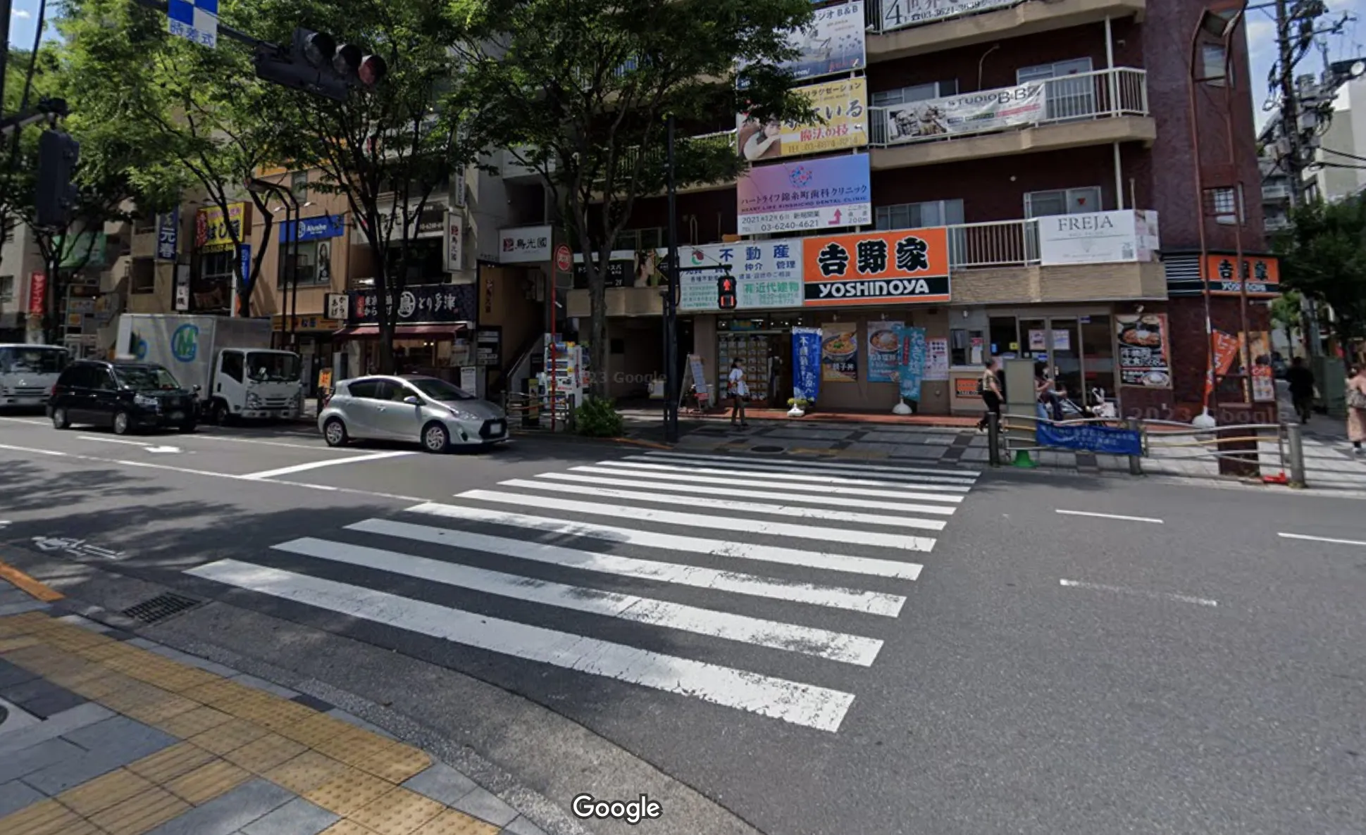 交番の前の横断歩道を渡り、左に進みます。