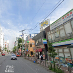 駅をでて、ミーナ沿いを進みます