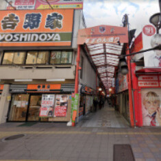 東口を出てすずらん通りを進みます