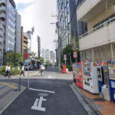 自販機のある交差点を左に曲がります