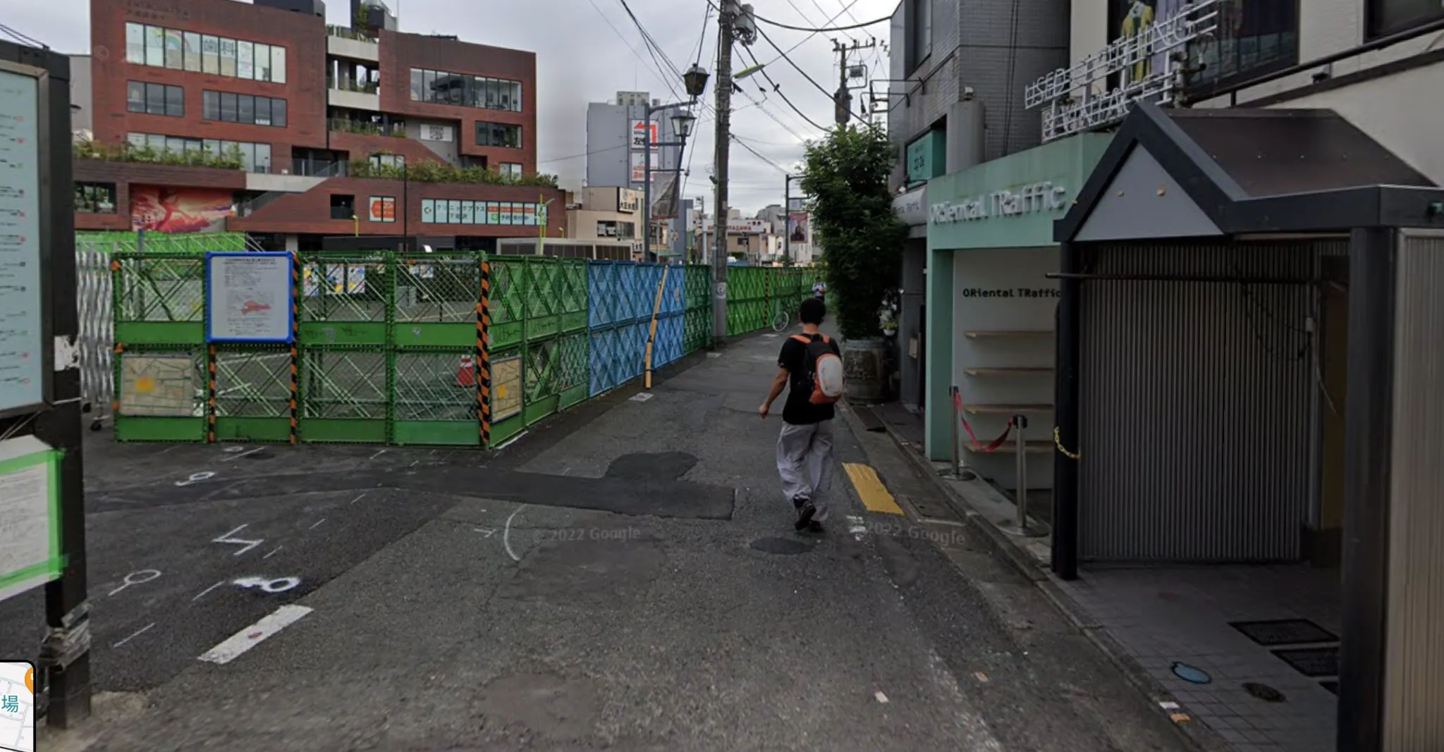 小田急中央口を出て右斜め前の通りを直進します。