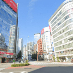 道なりに進み、青梅街道の交差点を渡って左折。ウェルシアの前を通過します