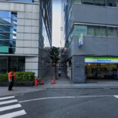 ヴェローチェ横の横断歩道を渡り、ファミリーマートの横の道に入ります。