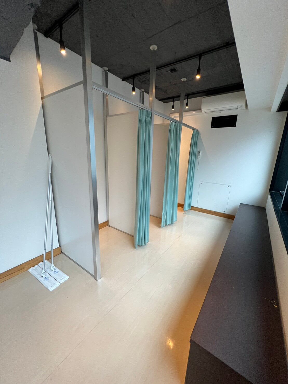 更衣室はカーテンで区切られており安心です。