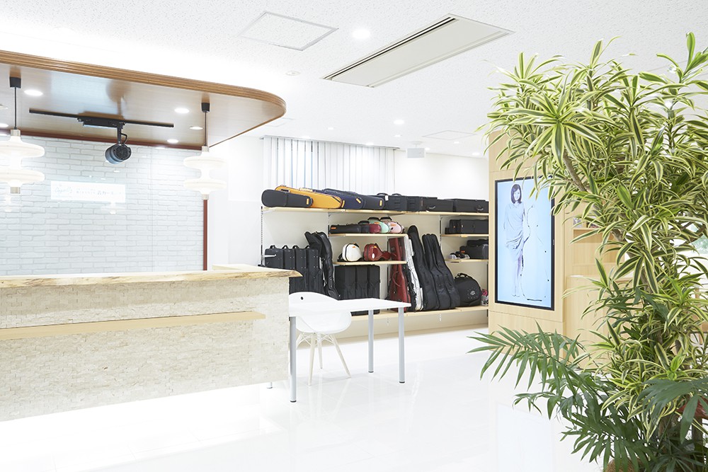 広々としたラウンジで展示された楽器たちがみなさまを迎えます