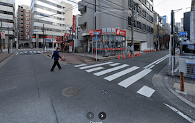 そのまま直進し、信号手前のレンタカーのお店の角を右に曲がります。