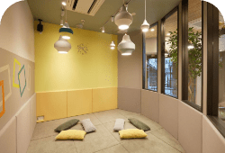 「クッションフロアで安心」「元気なお子様たちにやさしいクッション素材の床・壁」