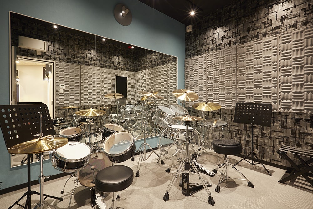 ドラムルームにはキッズドラムも完備。講師と一緒に演奏できるだけでなく、親子で一緒にドラムレッスンを受けられます。