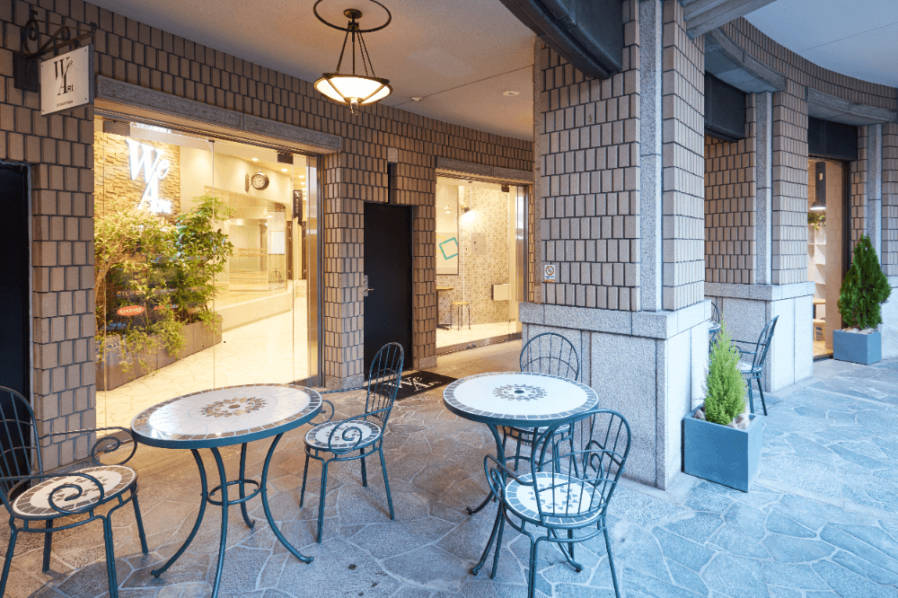 スタジオ前にはテラスがございます。天気の良い日にはテラスで心地よい日差しの中でご歓談いただけます。