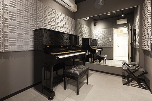 EYSオリジナルのアップライトピアノも完備。生ピアノらしい打鍵感と音色を感じながら本格的なレッスンを受講いただけます。