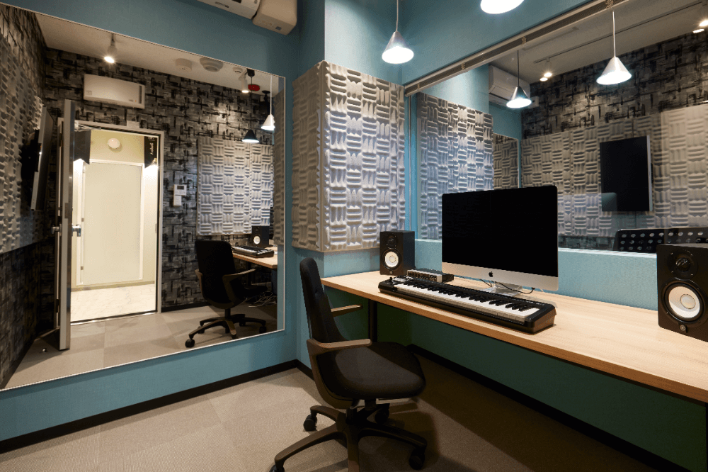 DTMルームにはmacを始めとした必要な機材を完備。落ち着いた空間でじっくり音楽と向き合うことができます。