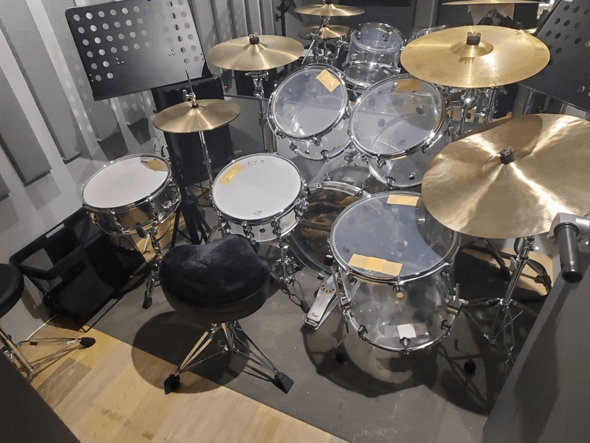 防音完備の個人レッスンルーム。ドラムルームは3部屋をご用意。レッスンがない日でも、お部屋をレンタルして個人練習ができます。