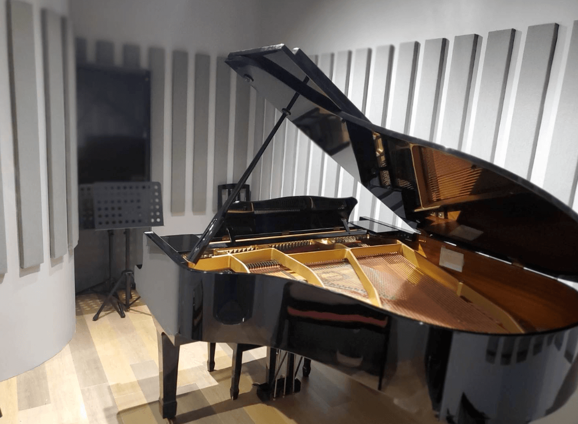 グランドピアノのあるレッスンルームを完備。本格的なクラシックピアノのレッスンにも対応しています。コンクールの練習にもご利用いただけます。