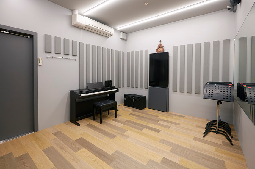 グループレッスンにも使える広いお部屋もご用意。琴やコントラバス、トロンボーンなど大きな楽器のレッスン時も安心です。