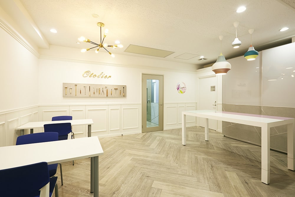 池袋駅より徒歩1分なので、通勤通学の途中、お買い物にも便利です。外壁や照明にもこだわったフロントは白を基調とし、ヨーロッパを彷彿とさせます。