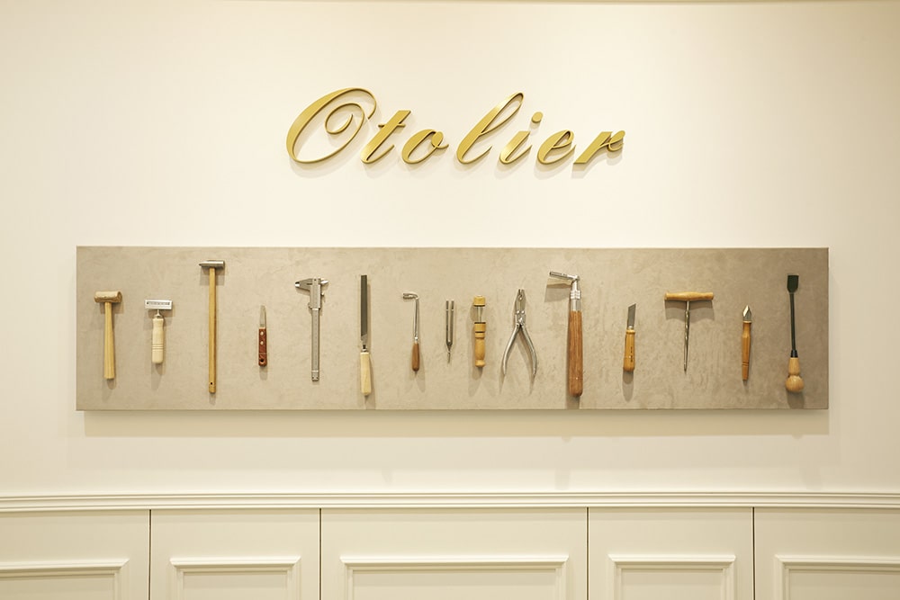 フロントの壁面には様々な工具たち飾ってあります。これは、世界中の楽器工房や楽器市を巡って見つけてきたものたちです。