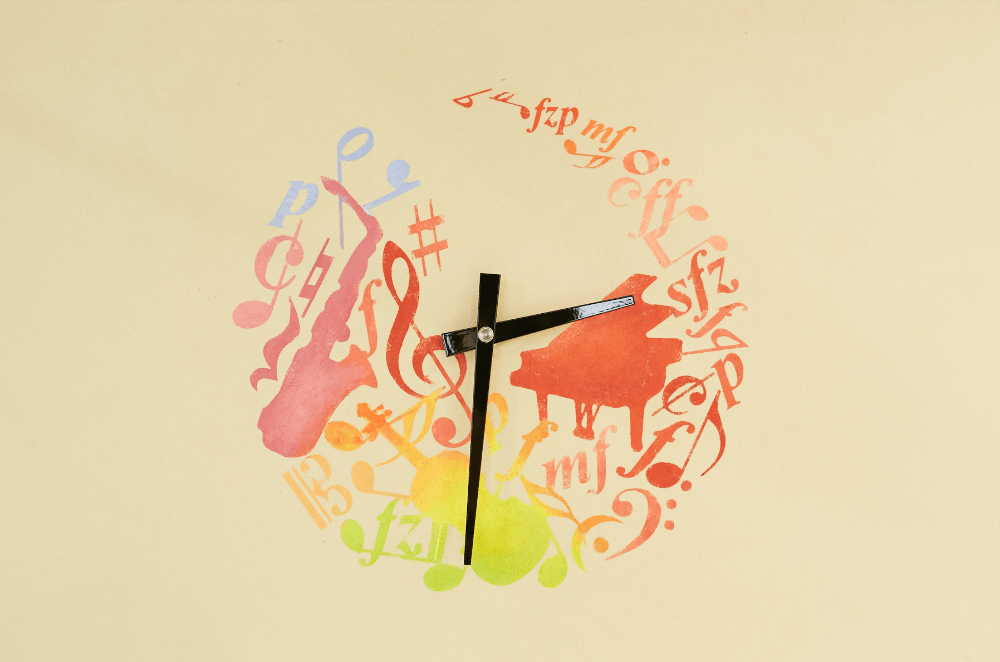 各レッスンルームの壁面には、楽譜や楽器がモチーフになった時計が描かれています。音楽に溢れた空間をお楽しみください。