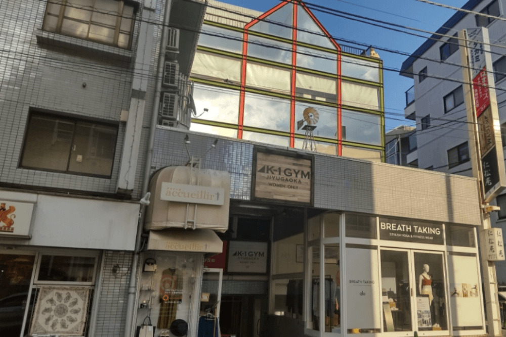 建物は空の模様を反射するガラス張りになっております。天気や季節を感じていただきながら、文化的な空間で音楽をお楽しみください。