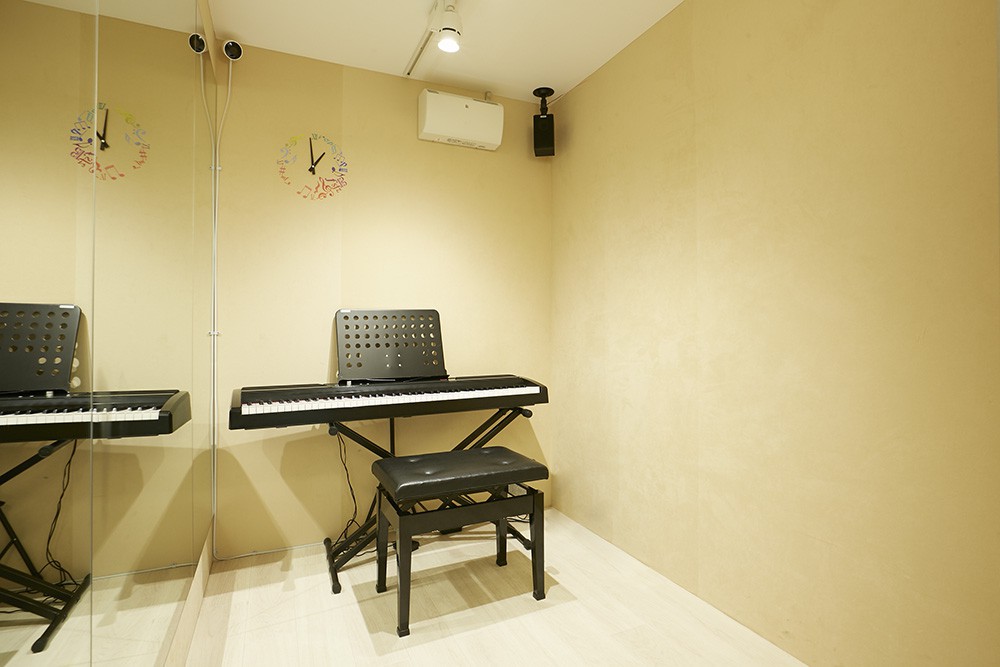 レッスンルームはすべて防音となっており、スエード調の最高級人工皮革素材である、東レ・エクセーヌを壁面に使用。気品あふれる空間です。