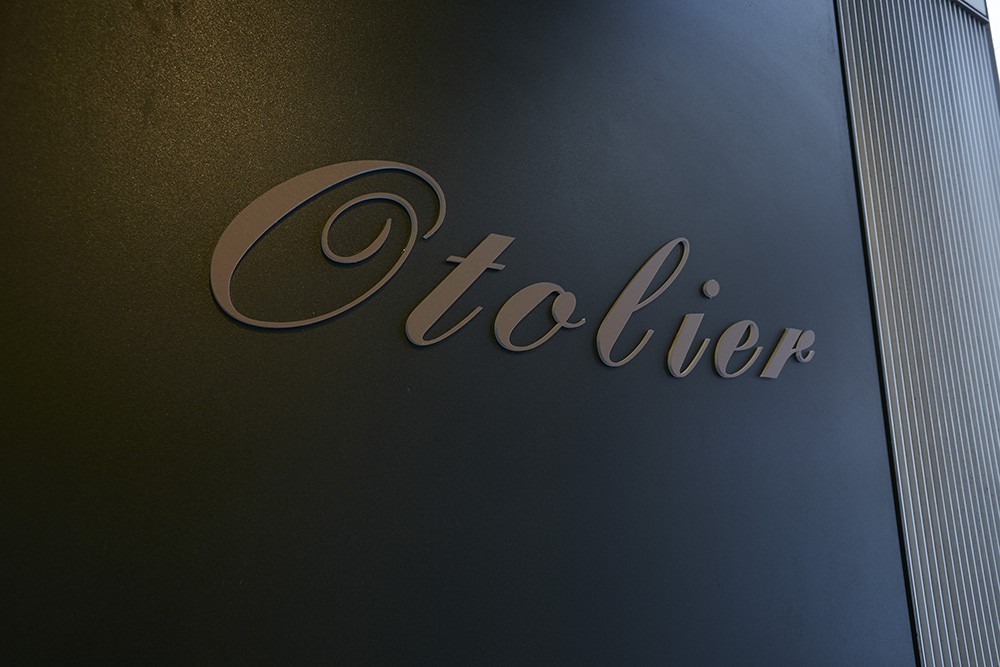 漆黒の壁にはOtolierのブランドロゴが輝きます。Otolierは、EYSが自社開発している楽器たちを取り扱うブランドです。
