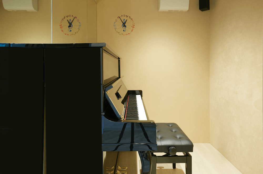 アップライトピアノも配備しています。生ピアノらしい打鍵感と音色を感じながら本格的なレッスンを受講いただけます。