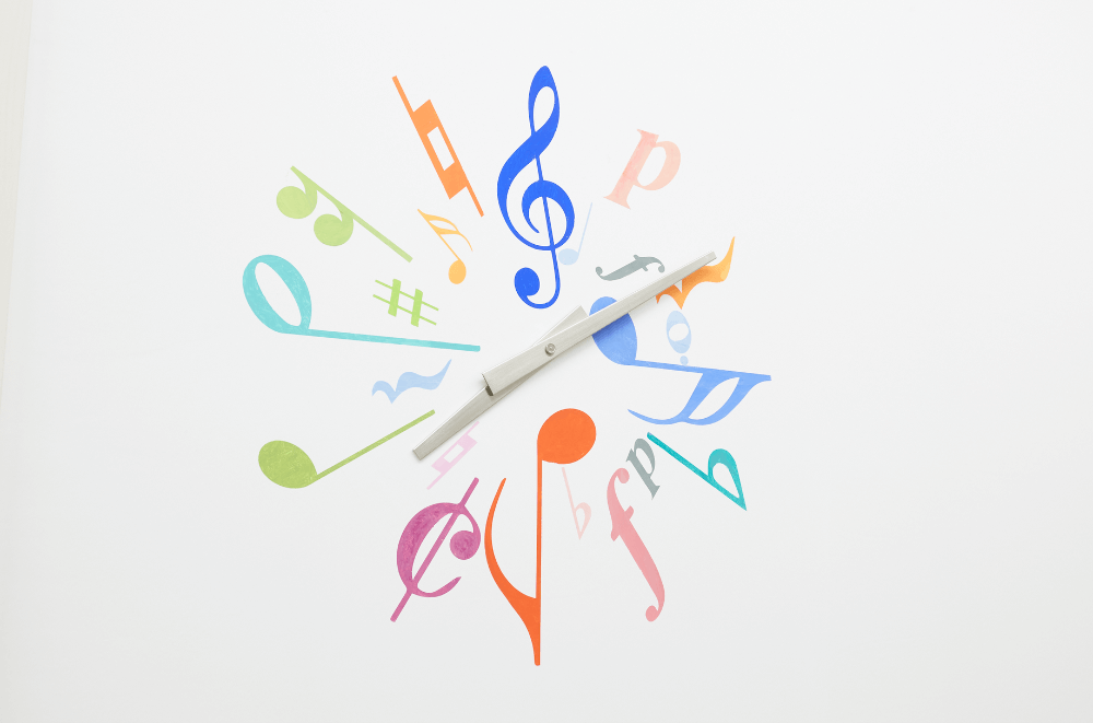 各レッスンルームの壁面には、楽譜や楽器がモチーフになった時計が描かれています。音楽に溢れた空間をお楽しみください。