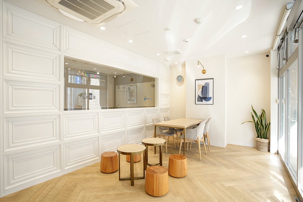 白を貴重とした空間は、ウッドテイストな家具を配置しナチュラルな雰囲気です。レッスン前後もゆったりとお過ごしいただけます。