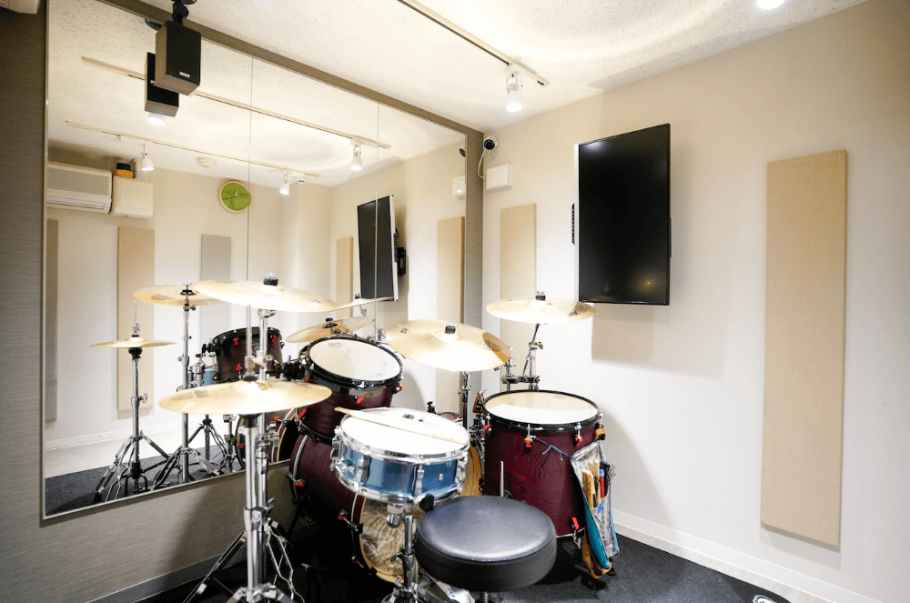 デザインにも品質にもこだわったドラムを配備。防音設備が万全なので、思いっきりドラムを叩けます。運動不足解消にもおすすめです。