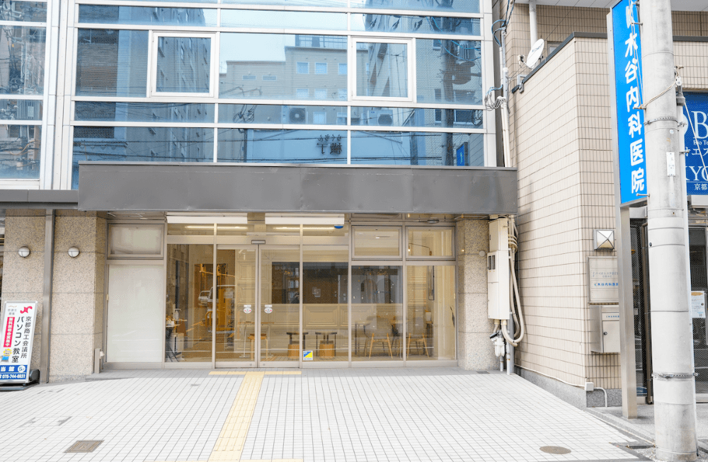 フロントは全面がガラス張りになっており、明るい光が差し込みます。このガラス張りの空間を目印にお越しください。