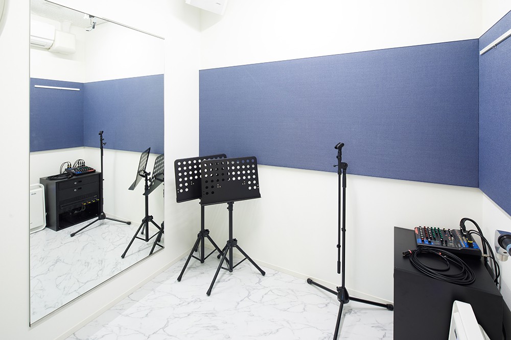 広さの異なるレッスン室が19部屋あり、アンプやキーボード等様々な設備も置いております。レッスン内容にあったお部屋をご利用いただけます。