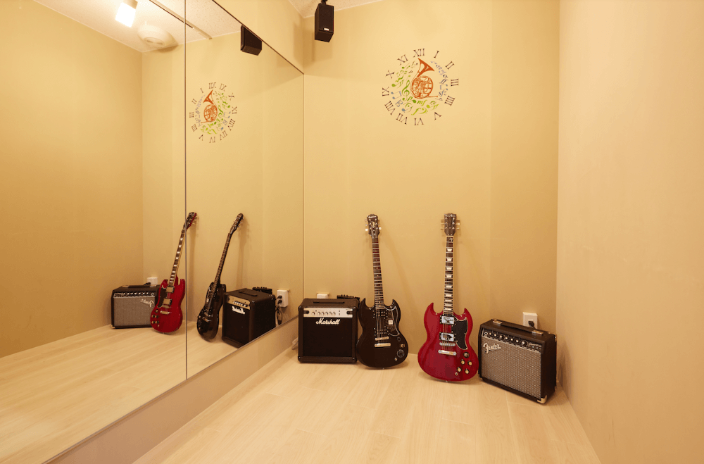 レッスン室の壁面には大きな鏡が。講師の姿勢やテクニックをよく観察できるほか、自身の演奏姿も確認することができます。