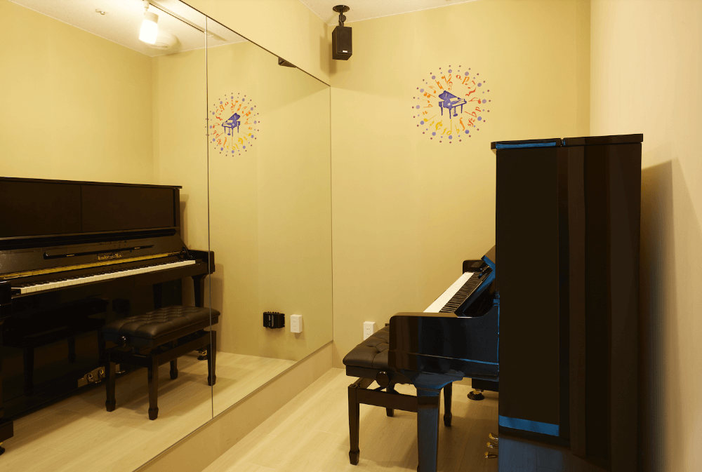 アップライトピアノも配備しています。生ピアノらしい打鍵感と音色を感じながら本格的なレッスンを受講いただけます。