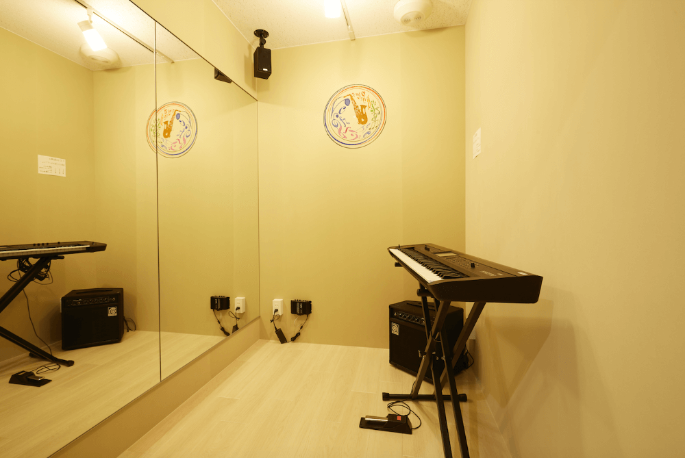 広さの異なるレッスン室が8部屋あり、アンプやキーボード等様々な設備も置いております。レッスン内容にあったお部屋をご利用いただけます。