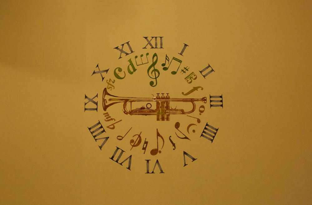 各レッスンルームの壁面には、楽譜や楽器がモチーフになった時計が描かれています。音楽に溢れた空間をお楽しみください。