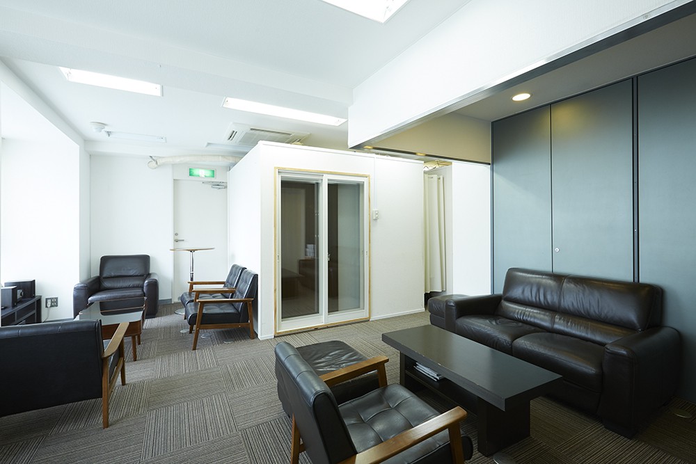 渋谷駅徒歩10分の渋谷スタジオは、スタイリッシュなソファとアットホームな雰囲気が、レッスン後にくつろぎの空間を提供します。