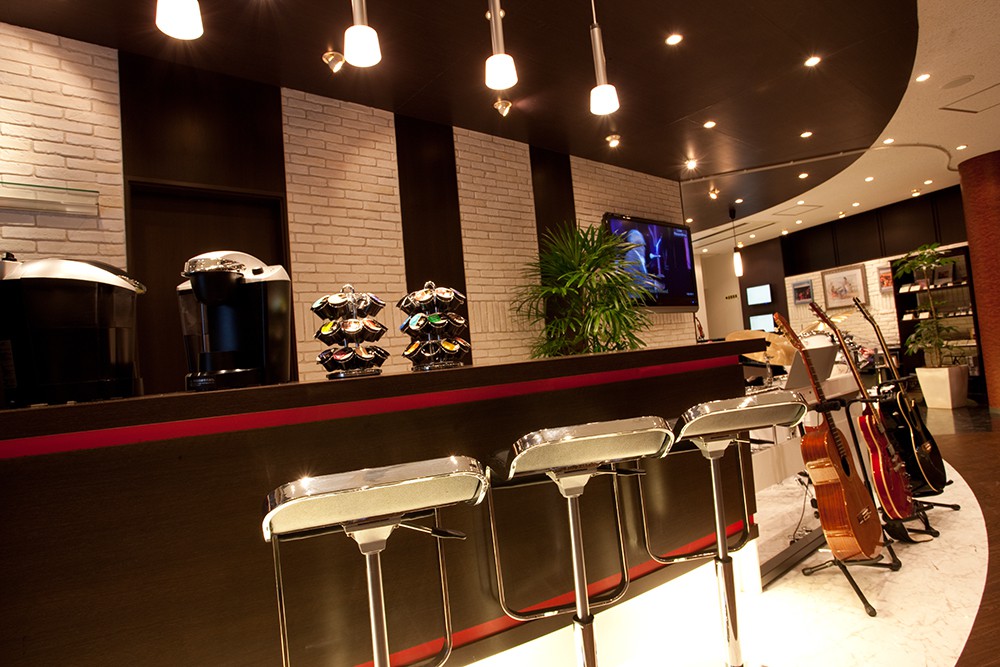 ラウンジにあるカウンターで、レッスン後にはほっと一息。レッスンの予習に集中したいときにもおすすめです。