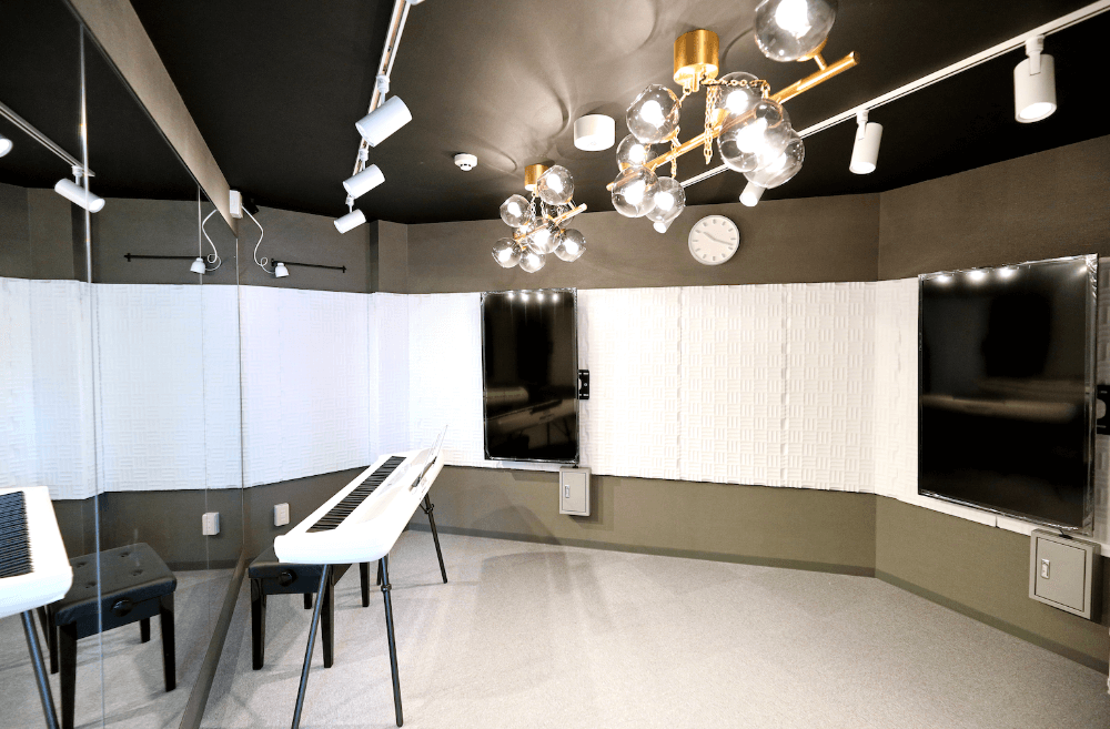 広々としたお部屋では、琴やコントラバスなど、大きな楽器のレッスンも行われています。のびのびと身体を大きく使って演奏ができます。