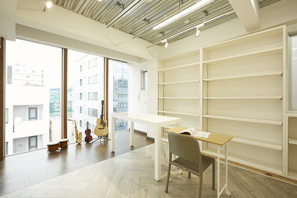 大きな窓から光が差し込む立川スタジオは、白を基調としたとても明るい空間です。レッスン前後もゆったりお過ごしいただけます。