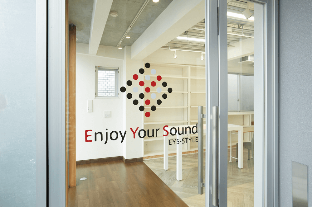 入口のガラス戸には「Enjoy Your Sound」の文字が。自分の音楽を楽しもう！というこの言葉はスクール名の由来でもあります。